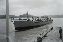 Hungary, Budapest II.,Budapest V., Pálffy tér hajóállomás, MFTR Hunor (1938) áruszállító csavaros motorhajó (paklishajó) a Dunán. Háttérben a Parlament., 1938, Magyar Műszaki és Közlekedési Múzeum / Történeti Fényképek Gyűjteménye / Ganz gyűjtemény, Budapest, Fortepan #122673