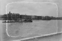 Hungary, Budapest I.,Budapest V., budai alsó rakpart, MFTR Hunor (1938) áruszállító csavaros motorhajó (paklishajó) a Dunán. Háttérben a Széchenyi rakpart házsora., 1938, Magyar Műszaki és Közlekedési Múzeum / Történeti Fényképek Gyűjteménye / Ganz gyűjtemény, Budapest, Fortepan #122674