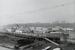 Magyarország, Budapest XIII., Újpesti-öböl, Ganz és Tsa. Villamossági-, Gép-, Waggon- és Hajógyár Rt. A sólyán a MFTR Magyar (1939) áruszállító csavaros motorhajó (paklishajó), mögötte az MFTR Etele (1937) áruszállító csavaros motorhajó (paklishajó). Leltári jelzet: MMKM TFGY 2017.1.387., 1939, Magyar Műszaki és Közlekedési Múzeum / Történeti Fényképek Gyűjteménye / Ganz gyűjtemény, Budapest, Fortepan #122703