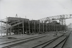 Magyarország, Budapest XIII., Újpesti-öböl, Ganz és Tsa. Villamossági-, Gép-, Waggon- és Hajógyár Rt. A sólyán az épülő DTRT Kassa (1939) Duna-tengerjáró áruszállító hajó. Leltári jelzet: MMKM TFGY 2017.1.394., 1939, Magyar Műszaki és Közlekedési Múzeum / Történeti Fényképek Gyűjteménye / Ganz gyűjtemény, Budapest, portáldaru, Fortepan #122708