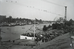 Magyarország, Budapest XIII., Újpesti-öböl, Ganz és Tsa. Villamossági-, Gép-, Waggon- és Hajógyár Rt. A felvétel a DTRT Kassa (1939) Duna-tengerjáró áruszállító hajó vízre bocsátása alkalmával készült. Háttérben az Újpesti vasúti híd. Leltári jelzet: MMKM TFGY 2017.1.410., 1939, Magyar Műszaki és Közlekedési Múzeum / Történeti Fényképek Gyűjteménye / Ganz gyűjtemény, Budapest, Fortepan #122718