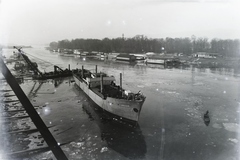 Magyarország, Budapest XIII., Újpesti-öböl, Ganz és Tsa. Villamossági-, Gép-, Waggon- és Hajógyár Rt. A felvétel a DTRT Ungvár (1941) duna-tengeri áruszállító csavaros motorhajó vízrebocsátásakor készült.Leltári jelzet: MMKM TFGY 2017.1.478., 1941, Magyar Műszaki és Közlekedési Múzeum / Történeti Fényképek Gyűjteménye / Ganz gyűjtemény, Budapest, Fortepan #122736