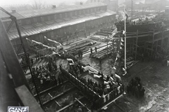 Magyarország, Budapest XIII., Újpesti-öböl, Ganz és Tsa. Villamossági-, Gép-, Waggon- és Hajógyár Rt. A DTRT Ungvár (1941) duna-tengeri áruszállító csavaros motorhajó vízrebocsátási ünnepsége, előtérben a dísztribün. Leltári jelzet: MMKM TFGY 2017.1.480., 1941, Magyar Műszaki és Közlekedési Múzeum / Történeti Fényképek Gyűjteménye / Ganz gyűjtemény, Budapest, Fortepan #122738