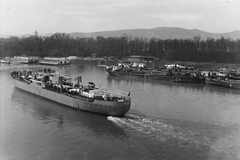 Magyarország, Budapest XIII., Újpesti-öböl, Ganz és Tsa. Villamossági-, Gép-, Waggon- és Hajógyár Rt. A felvétel a DTRT Ungvár (1941) duna-tengeri áruszállító csavaros motorhajó vízrebocsátása után készült. Leltári jelzet: MMKM TFGY 2017.1.495., 1941, Magyar Műszaki és Közlekedési Múzeum / Történeti Fényképek Gyűjteménye / Ganz gyűjtemény, Budapest, Fortepan #122750