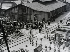 Magyarország, »SINDA (Societa Italiana di Navigazione Danubiana) PIEMONTE (1941)  vontató csavaros motorhajó vízrebocsájtása; vendégek érkezése Lancia gépkocsin, a díszsorfalat Ganz-gyári cserkészek és leventék állják.« Leltári jelzet: MMKM TFGY 2017.1.540., 1941, Magyar Műszaki és Közlekedési Múzeum / Történeti Fényképek Gyűjteménye / Ganz gyűjtemény, Fortepan #122777