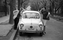 Magyarország, Budapest II., Lotz Károly utca 18., 1971, G K, jugoszláv gyártmány, Zastava-márka, automobil, Zastava 750, rendszám, Budapest, lányok-járművek, fejtámasztás, könyökölni, Fortepan #12278