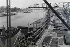 Magyarország, Budapest XIII., Újpesti-öböl, Ganz és Tsa. Villamossági-, Gép-, Waggon- és Hajógyár Rt. A Magyar Vitéz (1942), mögötte a Magyar Tengerész (1942) tengeri áruszállító csavaros motorhajók építése. Leltári jelzet: MMKM TFGY 2017.1.552., 1941, Magyar Műszaki és Közlekedési Múzeum / Történeti Fényképek Gyűjteménye / Ganz gyűjtemény, Budapest, portáldaru, Fortepan #122783