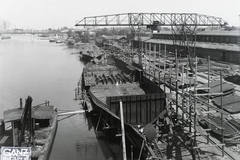 Magyarország, Budapest XIII., Újpesti-öböl, Ganz és Tsa. Villamossági-, Gép-, Waggon- és Hajógyár Rt. A Magyar Vitéz (1942), mögötte a Magyar Tengerész (1942) tengeri áruszállító csavaros motorhajók építése. Leltári jelzet: MMKM TFGY 2017.1.553., 1941, Magyar Műszaki és Közlekedési Múzeum / Történeti Fényképek Gyűjteménye / Ganz gyűjtemény, Budapest, portáldaru, Fortepan #122784