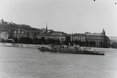 Magyarország, Budapest I., SINDA (Societa Italiana di Navigazione Danubiana) PIEMONTE (1941) vontató csavaros motorhajó, háttérben a budai Várkert rakpart (Zita királyné út) házai. Leltári jelzet: MMKM TFGY 2017.1.611., 1941, Magyar Műszaki és Közlekedési Múzeum / Történeti Fényképek Gyűjteménye / Ganz gyűjtemény, Duna, Budapest, Fortepan #122809