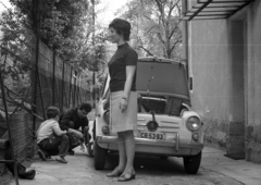 Magyarország, Budapest II., Lotz Károly utca 18., 1971, G K, jugoszláv gyártmány, Zastava-márka, automobil, autójavítás, rendszám, Budapest, lányok-járművek, defekt, Fortepan #12281