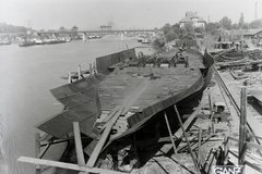 Magyarország, Budapest XIII., Újpesti-öböl, Ganz és Tsa. Villamossági-, Gép-, Waggon- és Hajógyár Rt. A Magyar Tengerész (1942) tengeri áruszállító csavaros motorhajó építése. Leltári jelzet: MMKM TFGY 2017.1.618., 1941, Magyar Műszaki és Közlekedési Múzeum / Történeti Fényképek Gyűjteménye / Ganz gyűjtemény, Budapest, Fortepan #122813