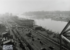 Magyarország, Budapest XIII., Újpesti-öböl, Ganz és Tsa. Villamossági-, Gép-, Waggon- és Hajógyár Rt. Középen a Magyar Tengerész (1942), mögötte Magyar Vitéz (1942) tengeri áruszállító csavaros motorhajók építése. Leltári jelzet: MMKM TFGY 2017.1.634., 1941, Magyar Műszaki és Közlekedési Múzeum / Történeti Fényképek Gyűjteménye / Ganz gyűjtemény, uszály, Budapest, Fortepan #122817