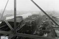 Magyarország, Budapest XIII., Újpesti-öböl, Ganz és Tsa. Villamossági-, Gép-, Waggon- és Hajógyár Rt. Balra a Magyar Vitéz (1942), szemben a Magyar Tengerész (1942) tengeri áruszállító csavaros motorhajók építése. Leltári jelzet: MMKM TFGY 2017.1.652., 1942, Magyar Műszaki és Közlekedési Múzeum / Történeti Fényképek Gyűjteménye / Ganz gyűjtemény, Budapest, Fortepan #122825