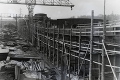 Magyarország, Budapest XIII., Újpesti-öböl, Ganz és Tsa. Villamossági-, Gép-, Waggon- és Hajógyár Rt. Jobbra a Magyar Tengerész (1942), mögötte Magyar Vitéz (1942) tengeri áruszállító csavaros motorhajók építése. Leltári jelzet: MMKM TFGY 2017.1.662., 1942, Magyar Műszaki és Közlekedési Múzeum / Történeti Fényképek Gyűjteménye / Ganz gyűjtemény, Budapest, Fortepan #122830