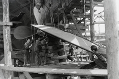 Magyarország, Budapest XIII., Újpesti-öböl, Ganz és Tsa. Villamossági-, Gép-, Waggon- és Hajógyár Rt. A Magyar Vitéz (1942) tengeri áruszállító csavaros motorhajó, kormány behelyezés. Leltári jelzet: MMKM TFGY 2017.1.678., 1942, Magyar Műszaki és Közlekedési Múzeum / Történeti Fényképek Gyűjteménye / Ganz gyűjtemény, Budapest, Fortepan #122839