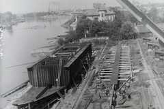 Magyarország, Budapest XIII., Újpesti-öböl, háttérben a lerombolt Újpesti vasúti híd. Ganz és Tsa. Villamossági-, Gép-, Waggon- és Hajógyár Rt., a jóvátételre gyártott Szimeiz (1946) és Koreiz (1946) Duna-tengerjáró motorhajók építése. Leltári jelzet: MMKM TFGY 2017.1.923., 1945, Magyar Műszaki és Közlekedési Múzeum / Történeti Fényképek Gyűjteménye / Ganz gyűjtemény, Budapest, Fortepan #122920