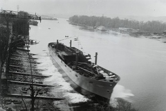 Magyarország, Budapest XIII., Újpesti-öböl, Ganz és Tsa. Villamossági-, Gép-, Waggon- és Hajógyár Rt.. A felvétel a jóvátételre gyártott Szimeiz Duna-tengerjáró motorhajó vízre bocsátása alkalmával 1946. április 8-án készült. Leltári jelzet: MMKM TFGY 2017.1.1031., 1946, Magyar Műszaki és Közlekedési Múzeum / Történeti Fényképek Gyűjteménye / Ganz gyűjtemény, Budapest, Fortepan #122938