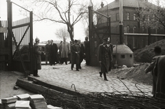 Magyarország, Budapest XIII., Váci út, a Ganz és Tsa. Villamossági-, Gép-, Waggon- és Hajógyár Rt. bejárata, szemben az egykori Vámház. Középen, kalapban Tildy Zoltán köztársasági elnök. A felvétel a jóvátételre gyártott Szimeiz Duna-tengerjáró motorhajó vízre bocsátása alkalmával 1946. április 8-án készült. Leltári jelzet: MMKM TFGY 2017.1.1045., 1946, Magyar Műszaki és Közlekedési Múzeum / Történeti Fényképek Gyűjteménye / Ganz gyűjtemény, Budapest, Fortepan #122944