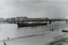 Magyarország, Budapest V.,Budapest II., a jóvátételre gyártott Szimeiz (1946) Duna-tengerjáró motorhajó a Dunán a Kossuth hídnál, a budai alsó rakpartról nézve. Leltári jelzet: MMKM TFGY 2017.1.1061., 1946, Magyar Műszaki és Közlekedési Múzeum / Történeti Fényképek Gyűjteménye / Ganz gyűjtemény, Budapest, ül, férfi, kisfiú, Fortepan #122950