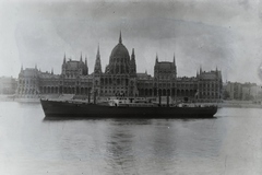 Magyarország, Budapest V.,Budapest II., a jóvátételre gyártott Szimeiz (1946) Duna-tengerjáró motorhajó a Dunán a Parlamentnél a budai alsó rakpartról nézve., 1946, Magyar Műszaki és Közlekedési Múzeum / Történeti Fényképek Gyűjteménye / Ganz gyűjtemény, Budapest, Fortepan #122952