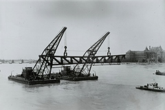 Magyarország, »A Szabadság híd részét bemeli az ADY ENDRE (1946) és a JÓZSEF ATTILA (1945) úszódaru, háttérben a Petőfi Híd (Boráros téri híd).« Leltári jelzet: MMKM TFGY 2017.1.1105., 1946, Magyar Műszaki és Közlekedési Múzeum / Történeti Fényképek Gyűjteménye / Ganz gyűjtemény, úszódaru, Fortepan #122966