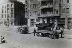 Magyarország, Budapest VIII., Kálvária tér, szemben a Karácsony Sándor utca. Jendrassik-motor szállítása a Ganz kőbányai gyárából a hajógyárba. Leltári jelzet: MMKM TFGY 2017.1.1173., 1947, Magyar Műszaki és Közlekedési Múzeum / Történeti Fényképek Gyűjteménye / Ganz gyűjtemény, Budapest, pótkocsi, motor, traktor, HSCS KV-40, tricikli, Fortepan #122982