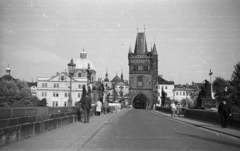 Csehország, Prága, Károly híd, 1958, G K, Csehszlovákia, híd, szobor, lámpaoszlop, kaputorony, szoborcsoport, Peter Parler-terv, csúcsív, Fortepan #12299