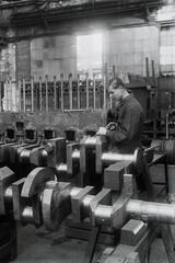 Magyarország, Budapest XIII., Ganz és Tsa. Villamossági-, Gép-, Waggon- és Hajógyár RT. Jóvátételként befejezett CSIATURI (1947) tengeri áruszállító hajómotor-főtengely. Leltári jelzet: MMKM TFGY 2017.1.1207., 1947, Magyar Műszaki és Közlekedési Múzeum / Történeti Fényképek Gyűjteménye / Ganz gyűjtemény, Chiaturi-hajó, munkás, munkaruha, Budapest, Fortepan #122993