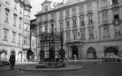 Csehország, Prága, Kis tér (Malé náměstí)., 1958, G K, Csehszlovákia, csehszlovák gyártmány, szovjet gyártmány, GAZ-márka, kút, Skoda-márka, automobil, GAZ M21 Volga, Fortepan #12300