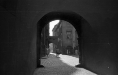 Csehország, Prága, átjáró a Týnská ulice felé, balra a háttérben a Týn templom északkeleti sarka., 1958, G K, Csehszlovákia, kockakő, Fortepan #12301