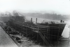 Magyarország, »KRASZNOGORSZK (1949)  1100 tonnás tengeri áruszállító csavaros motorhajó vízrebocsájtás előtt /ép. sz. 1542/.« Leltári jelzet: MMKM TFGY 2017.1.1349., 1949, Magyar Műszaki és Közlekedési Múzeum / Történeti Fényképek Gyűjteménye / Ganz gyűjtemény, cirill írás, 1100 DWT-hajó, Fortepan #123042