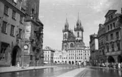 Csehország, Prága, balra az Orloj, a prágai városháza oldalán található óramű, szemben az Óváros tér (Staromestske namesti) és a Tyn templom., 1958, G K, Csehszlovákia, templom, utcakép, Bazilika, katolikus, gótika, kerengő, csillagászati óra, Peter Parler-terv, Matyáš z Arrasu-terv, Mikuláš of Kadaň-terv, Jan Šindel-terv, csúcsív, Fortepan #12308