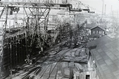 Magyarország, Budapest XIII., Újpesti-öböl, a Ganz Hajógyár sólyája, az Oha (1950 vagy 1951) 1100 tonnás tengeri áruszállító csavaros motorhajó 40 %-os építési állapotban /ép. sz. 1548/. Leltári jelzet: MMKM TFGY 2017.1.1426., 1950, Magyar Műszaki és Közlekedési Múzeum / Történeti Fényképek Gyűjteménye / Ganz gyűjtemény, Budapest, portáldaru, Fortepan #123080