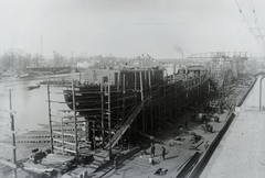 Magyarország, Budapest XIII., Újpesti-öböl, a Ganz Hajógyár sólyája, a Szergej Tyulenin (1950) 1100 tonnás tengeri áruszállító csavaros motorhajó vízrebocsátás előtt. Leltári jelzet: MMKM TFGY 2017.1.1430., 1950, Magyar Műszaki és Közlekedési Múzeum / Történeti Fényképek Gyűjteménye / Ganz gyűjtemény, Budapest, cirill írás, 1100 DWT-hajó, Fortepan #123082