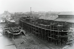 Magyarország, Budapest XIII., Újpesti-öböl, Ganz és Tsa. Villamossági-, Gép-, Waggon- és Hajógyár Rt. Hátul az MFTR Etele (1937) áruszállító csavaros motorhajó (paklishajó) javítása, előtte az épülő MFTR Baross (1940), jobbra DTRT Ungvár (1941). Leltári jelzet: MMKM TFGY 2017.1.393., 1939, Magyar Műszaki és Közlekedési Múzeum / Történeti Fényképek Gyűjteménye / Ganz gyűjtemény, Budapest, Fortepan #123116