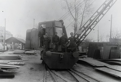 Magyarország, »Hajógyári munkások darus vasúti kocsin.« Leltári jelzet: MMKM TFGY 2017.1.1296., 1949, Magyar Műszaki és Közlekedési Múzeum / Történeti Fényképek Gyűjteménye / Ganz gyűjtemény, munkás, hajógyártás, Fortepan #123130