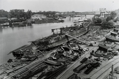 Magyarország, »DTRT KOLOZSVÁR (1941)  duna-tengeri áruszállító csavaros motorhajó /ép. 1941/ a hajót ért 1943.I.22-i fekete-tengeri kiégés után Budapesten javítás alatt, háttérben az MFTR ZSÓFIA (1914) sétahajó.« Leltári jelzet: MMKM TFGY 2017.1.803., 1943, Magyar Műszaki és Közlekedési Múzeum / Történeti Fényképek Gyűjteménye / Ganz gyűjtemény, Fortepan #123140