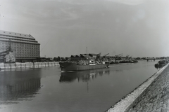 Magyarország, Csepeli Szabadkikötő, Budapest XXI., DTRT Kassa (1939) duna-tengeri áruszállító csavaros motorhajó. Balra a Gabonatárház. Leltári jelzet: MMKM TFGY 2017.1.422., 1940, Magyar Műszaki és Közlekedési Múzeum / Történeti Fényképek Gyűjteménye / Ganz gyűjtemény, Budapest, Fortepan #123149