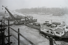 Magyarország, »Hajógyári kikötő télen, SZÉCHENYI (1938), HUNOR (1938) , ETELE (1937) , PIEMONTE (1941) és a BAROSS (1940) hajók, háttérben úszó csónakházak, középen az ÚJPEST (1906) úszódaru.« Leltári jelzet: MMKM TFGY 2017.1.658., 1942, Magyar Műszaki és Közlekedési Múzeum / Történeti Fényképek Gyűjteménye / Ganz gyűjtemény, úszódaru, Fortepan #123173