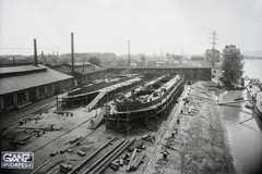 Magyarország, Budapest XIII., Újpesti-öböl, a Ganz és Tsa. Villamossági-, Gép-, Waggon- és Hajógyár Rt. Épülő hajók a sólyán, jobbra egy 1000 tonnás áruszállító uszály. Leltári jelzet: MMKM TFGY 2017.1.471., 1940, Magyar Műszaki és Közlekedési Múzeum / Történeti Fényképek Gyűjteménye / Ganz gyűjtemény, uszály, Budapest, Fortepan #123190