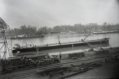 Magyarország, Budapest XIII., Újpesti-öböl, Ganz és Tsa. Villamossági-, Gép-, Waggon- és Hajógyár Rt. MFTR 1118 uszály vízre bocsátás után. Leltári jelzet: MMKM TFGY 2017.1.469., 1939, Magyar Műszaki és Közlekedési Múzeum / Történeti Fényképek Gyűjteménye / Ganz gyűjtemény, uszály, Budapest, Fortepan #123206