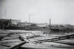 Hungary, Budapest XIII.,Budapest IV., Újpesti-öböl, a Népszigetről nézve. Ganz és Tsa. Villamossági-, Gép-, Waggon- és Hajógyár Rt., SMS Balaton (1914) feltehetően az átalakítás évében, mögötte a Miklós gőzkotró. Leltári jelzet: MMKM TFGY 2017.2.35., 1914, Magyar Műszaki és Közlekedési Múzeum / Történeti Fényképek Gyűjteménye / Óbudai Hajógyár gyűjteménye, Budapest, Badacsony/SMS Balaton/Balaton-ship, Fortepan #123246