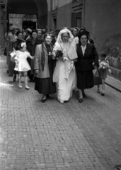 Magyarország, Budapest VII., a Kazinczy utcai orthodox központ udvara a zsinagógánál a bejárat felé nézve., 1950, Hámori Gyula, Budapest, esküvő, Fortepan #123262