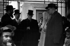 Magyarország, Budapest VII., a Kazinczy utcai orthodox központ udvara, hüpe (menyegzői baldachin) a zsinagógánál., 1950, Hámori Gyula, zsidóság, Budapest, hüpe, esküvő, leselkedő, cilinder, Fortepan #123264