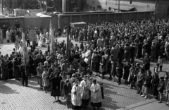 Magyarország, Budapest V., Szent István tér, körmenet a Szent István-bazilika előtt. Háttérben a metróépítés üzemi területe., 1951, Hámori Gyula, körmenet, ministráns, Budapest, Fortepan #123279