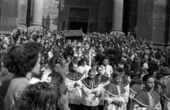 Magyarország, Budapest V., Szent István tér, körmenet a Szent István-bazilika előtt., 1951, Hámori Gyula, körmenet, ministráns, baldachin, Budapest, Fortepan #123282