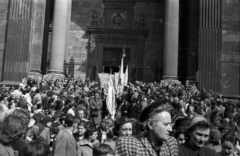 Magyarország, Budapest V., Szent István tér, körmenet a Szent István-bazilika előtt., 1951, Hámori Gyula, zászló, körmenet, Budapest, Fortepan #123283