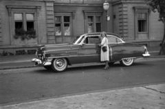 Magyarország, Margitsziget, Budapest, Cadillac Fleetwood típusú személygépkocsi a Margitszigeti Nagyszálló mellett., 1951, Hámori Gyula, amerikai gyártmány, Cadillac-márka, Cadillac Fleetwood, Fortepan #123297