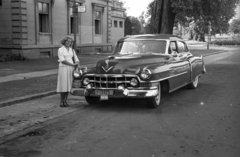 Magyarország, Margitsziget, Budapest, Cadillac Fleetwood típusú személygépkocsi a Margitszigeti Nagyszálló mellett., 1951, Hámori Gyula, amerikai gyártmány, Cadillac-márka, Cadillac Fleetwood, diplomata jelzés, rendszám, Fortepan #123298