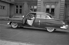 Magyarország, Margitsziget, Budapest, Cadillac Fleetwood típusú személygépkocsi a Margitszigeti Nagyszálló mellett., 1951, Hámori Gyula, amerikai gyártmány, Cadillac-márka, Cadillac Fleetwood, Fortepan #123299